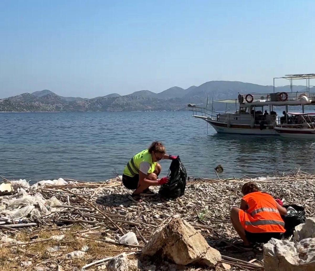 Marmaris kıyılarına vuran mikroplastikler çevrecileri harekete geçirdi