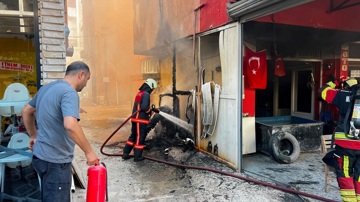 Mersin\'de Lastik Dükkanında Yangın