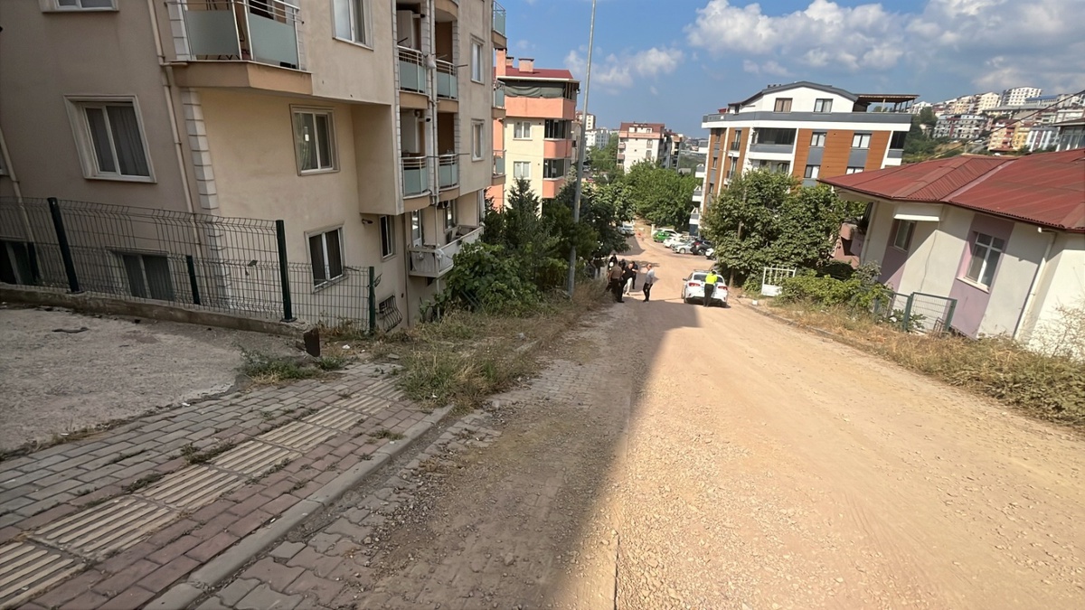 Gebze\'de Kaza: Otomobil Apartman Bahçesine Uçtu