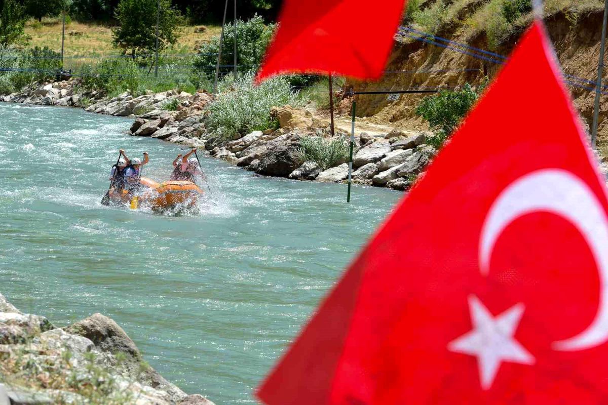 Rafting Türkiye Şampiyonası 3. ayak yarışları Çatak'ta sona erdi