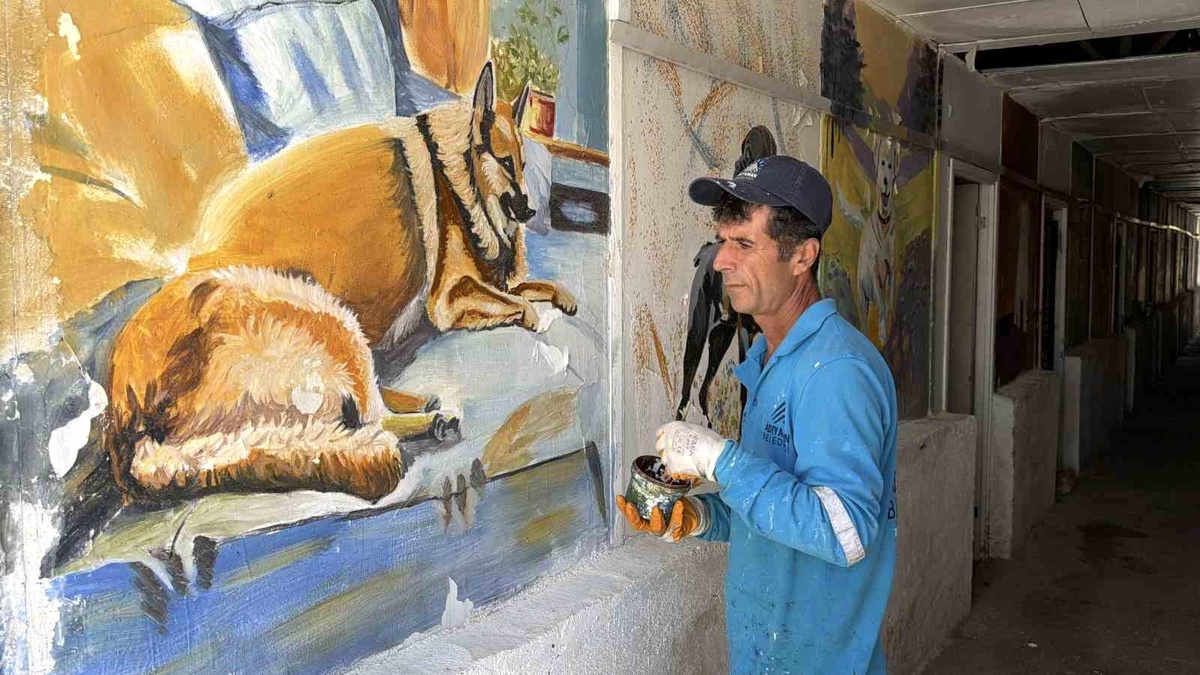 Süpürgesiyle temizlik, fırçasıyla sanat yapıyor