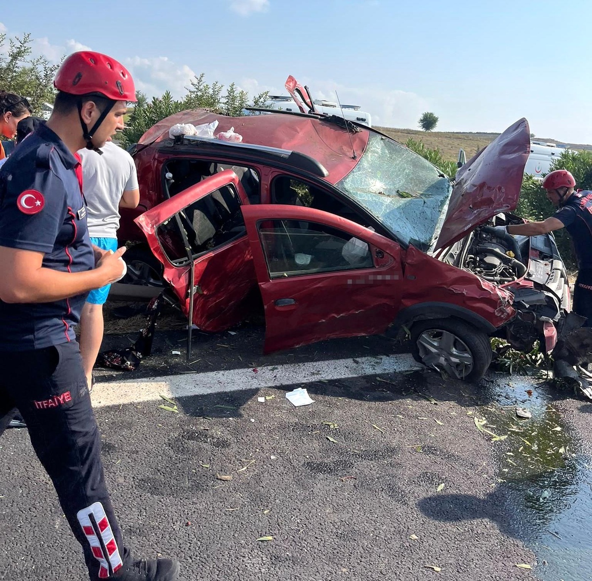 TAG Otoyolu\'nda otomobil bariyerlere çarptı: 1\'i çocuk 5 yaralı