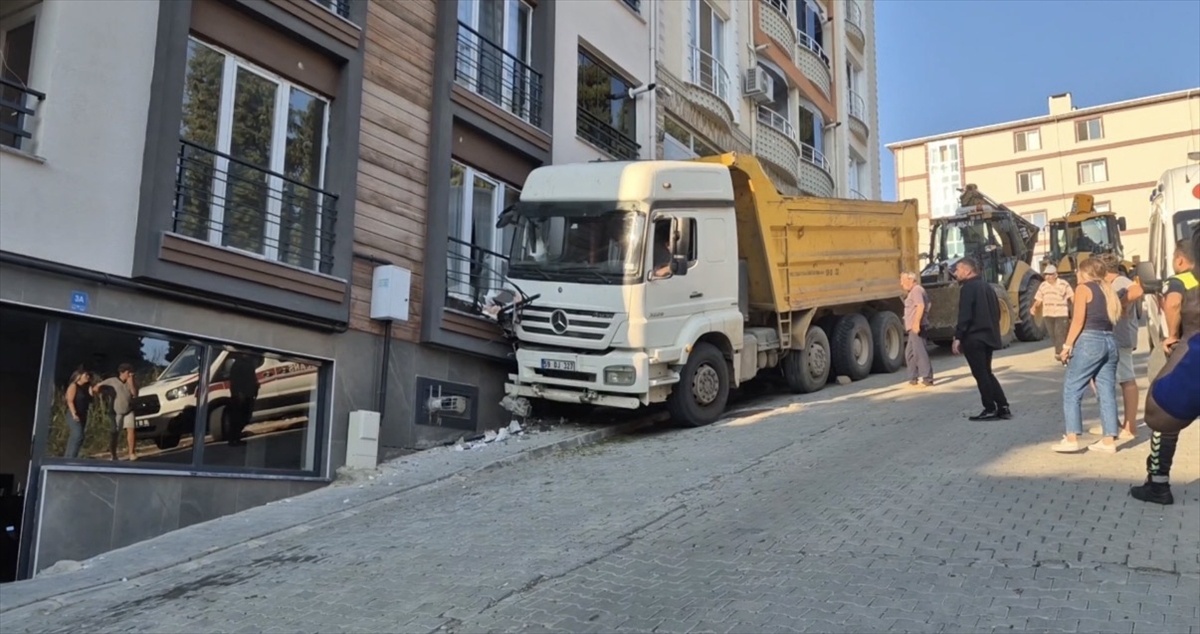 Freni Boşalan Kamyon Evi Sarsıp Durdurabildi