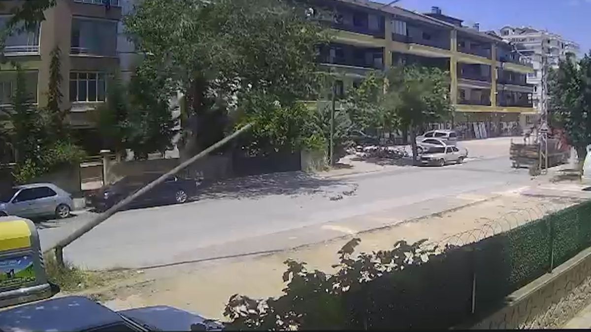 Vincin bomu telefona takıldı, direkler devrildi