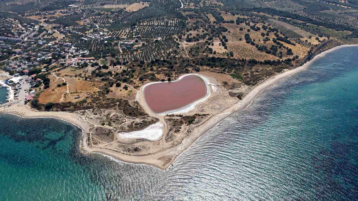 Çanakkale\'deki Kalpli Göl Yeniden Pembelendi