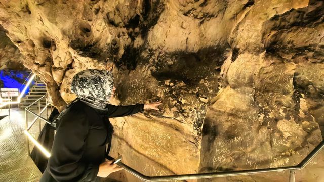 3 milyon yıllık mağaraya bu yapılır mı? Sprey boyayla zarar verip isimlerini kazıdılar