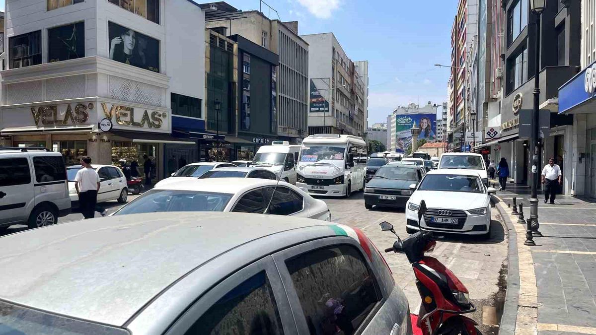 Adana\'da hatalı park trafiği felç ediyor