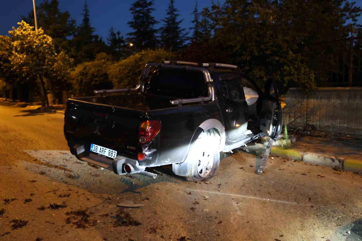 Alkollü Sürücü Üniversite Duvarına Çarptı