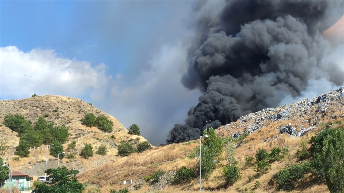 Amasya\'da Çöp Döküm Sahasında Yangın Kontrol Altında