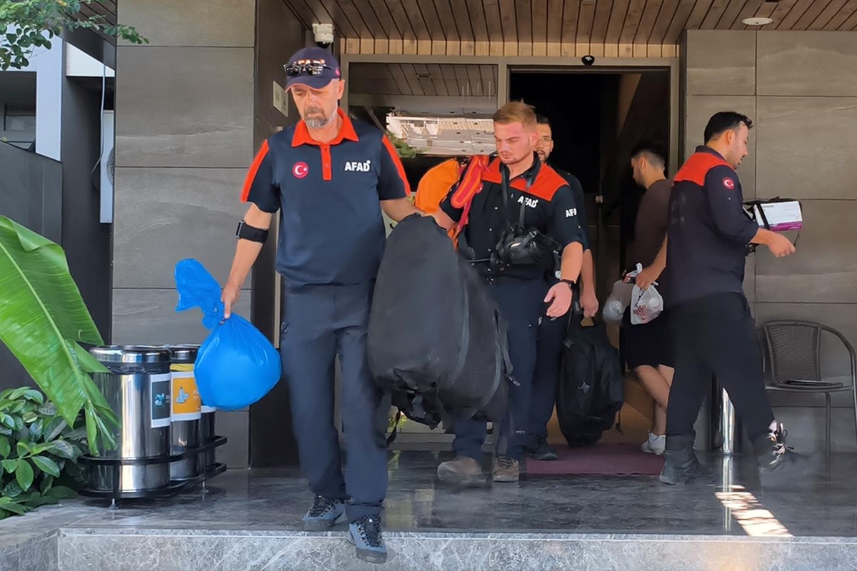 Otel odasında ölü bulundu, yanındaki maddeler ekipleri alarma geçirdi