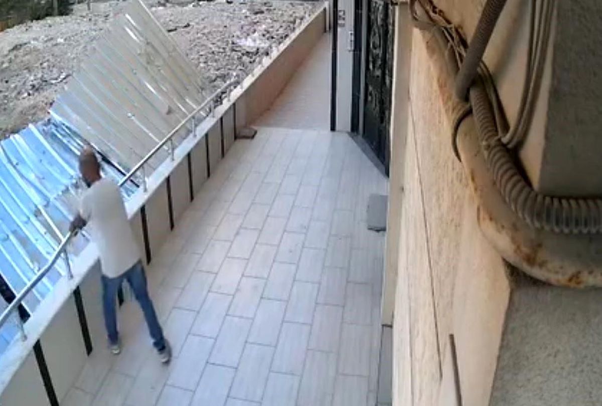 Bahçe Duvarı Tırabzanlarını Çalan Hırsızlar Kamerada