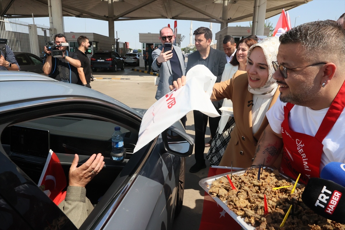 Bakan Göktaş, Kapıkule\'de gurbetçileri karşıladı