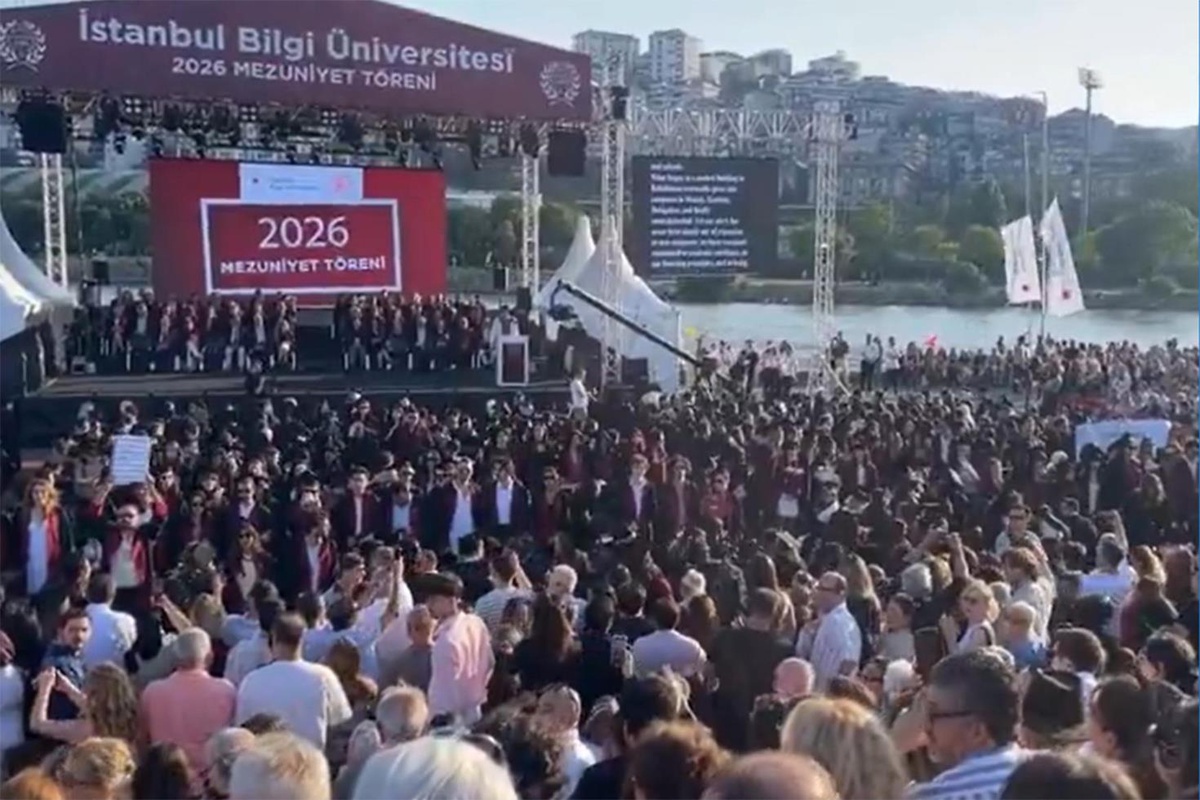 Bilgi Üniversitesi\'nin mezuniyet töreninde rektör protesto edildi