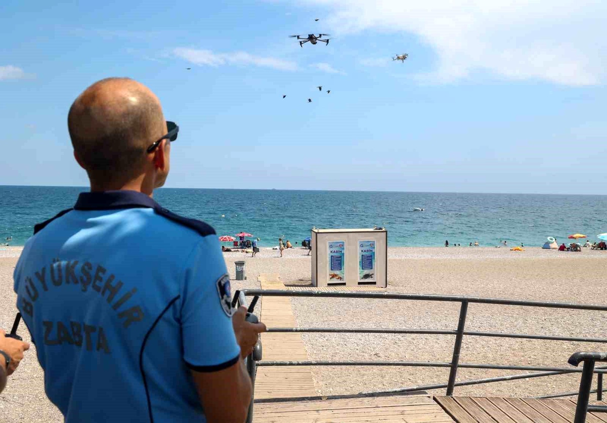 Büyükşehir zabıtası Konyaaltı Sahili\'nde dron desteğiyle denetimlerini sürdürüyor
