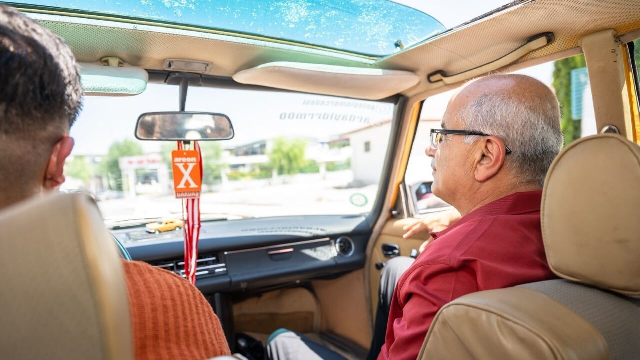 Malatya’da Klasik Mercedes Rüzgârı Kayısı Rengindeki Araç Dikkat Çekti (3) Malatyahaber
