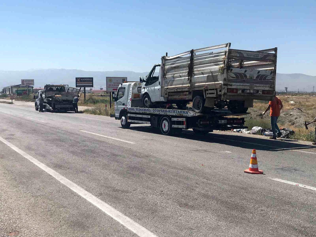 Ereğli\'de Kamyonet Çarpıştı: İki Yaralı