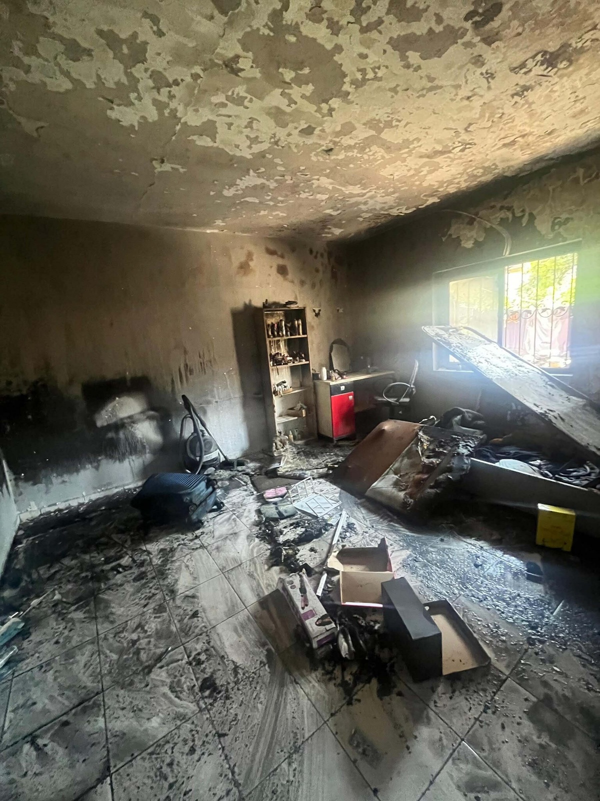 Eski eş evi ateşe verdi; anne ve 2 kızı banyoya sığınarak kurtuldu