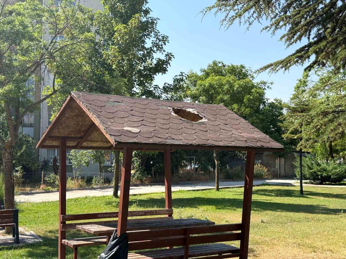 Eskişehir\'deki Kamelyada Çatı Hasarı
