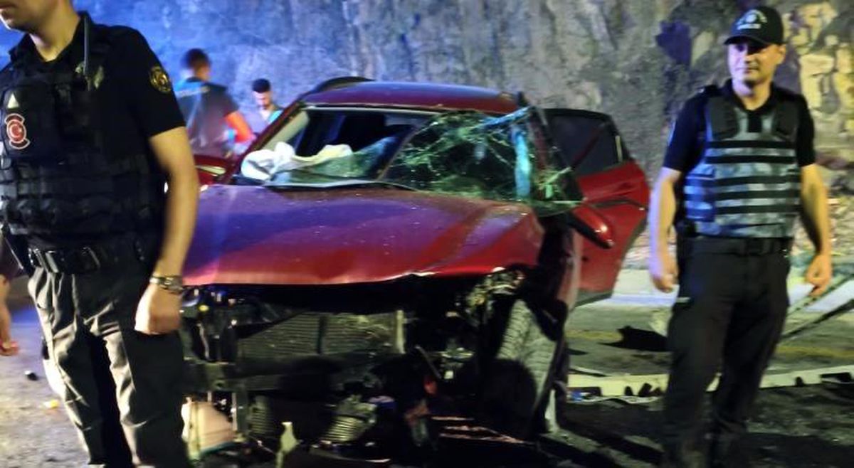 Hakkari\'de otomobiller kafa kafaya çarpıştı: 7 yaralı