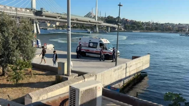 Haliç'te köprüye çarpan tekneden düşen personelin cansız bedeni 8 saatte bulundu