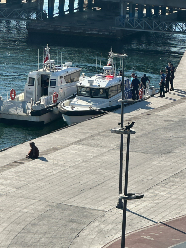 Haliç'te köprüye çarpan tekneden düşen personelin cansız bedeni 8 saatte bulundu
