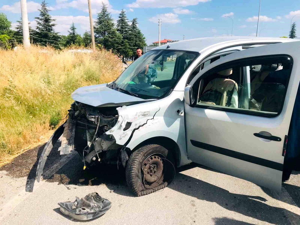 Bolvadin\'de Trafik Kazası: 4 Yaralı