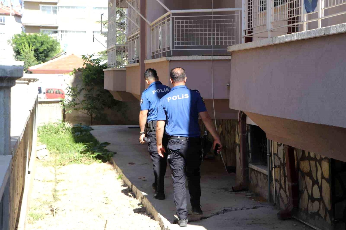 Karaman\'da Balkon\'dan Düşen Adam Yaralandı