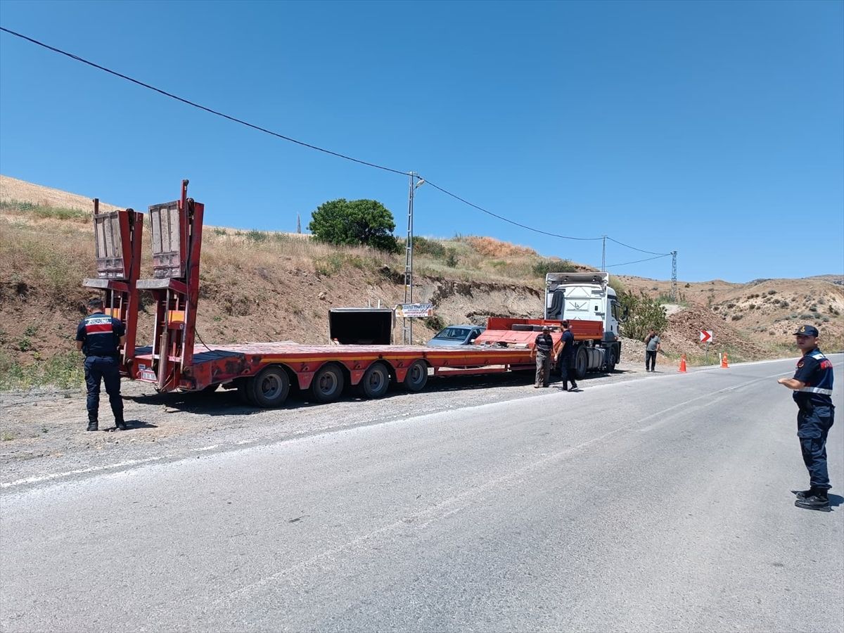 Kayseri\'de Tır ve SUV Çarpıştı: 2 Yaralı