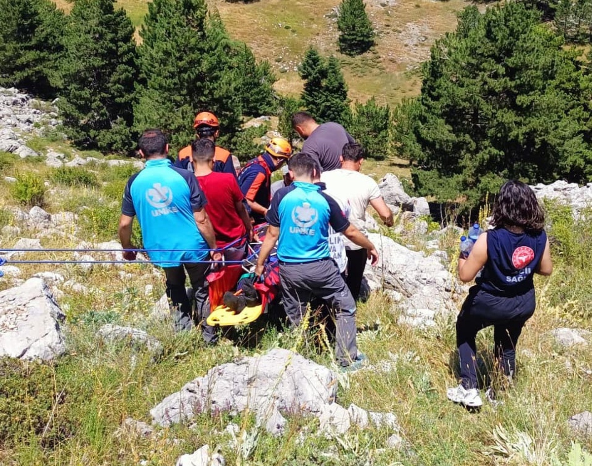 Dağda Kekik Toplayan Adam Kayalıklardan Düştü