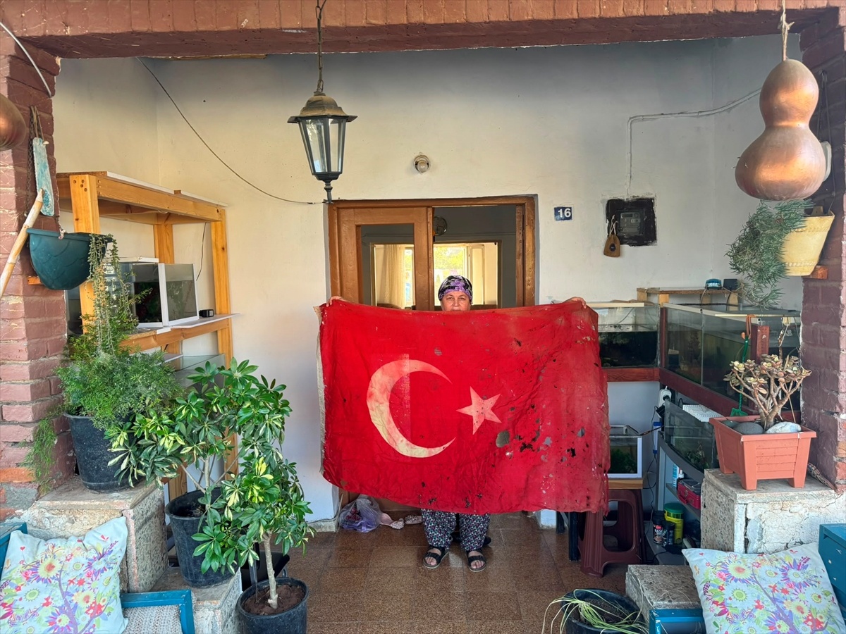 36 Yıldır Sakladığı Bayrağı Torununa Bırakacak