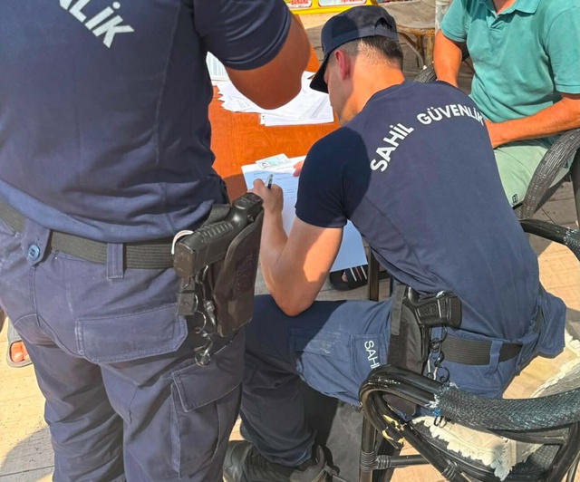 Kılıç balığını kuyruğundan tutup sahile çekti: Yaptığı cezasız kalmadı