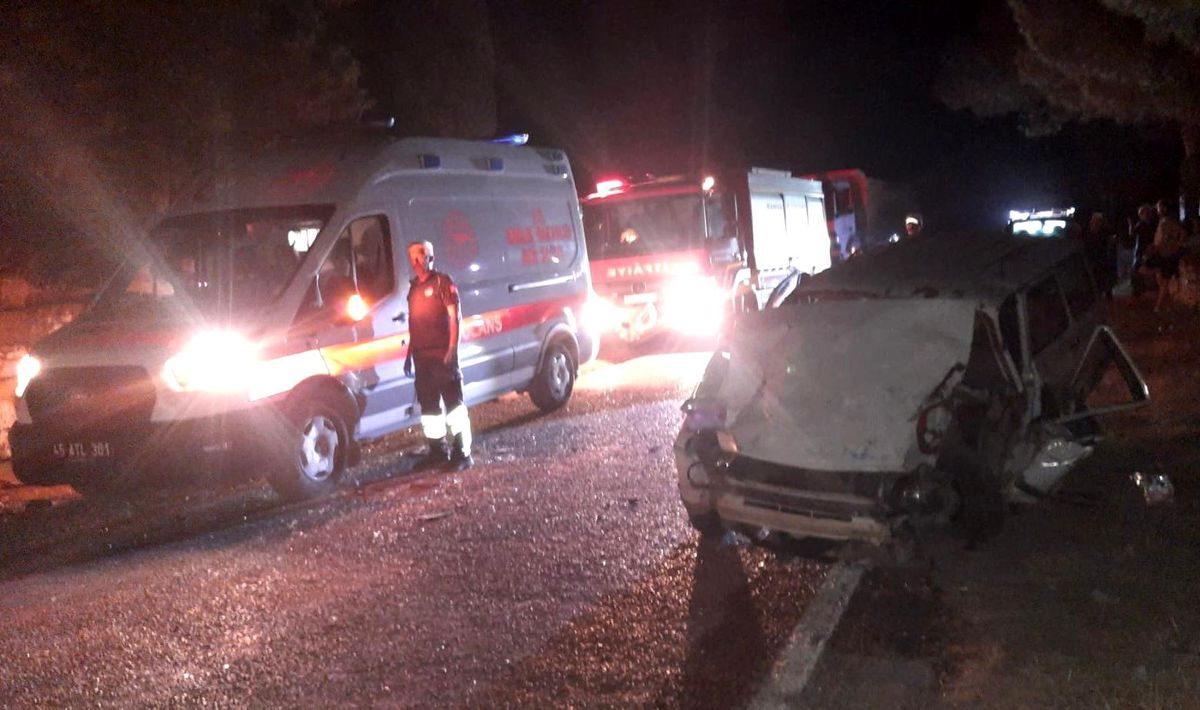 Manisa\'da otomobil ile traktör çarpıştı: 2\'si ağır 4 yaralı