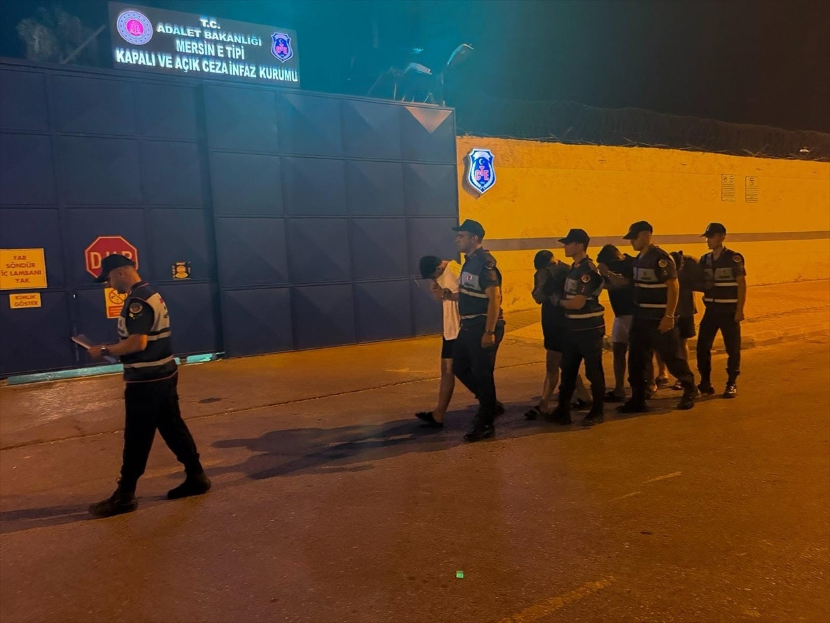 Mersin\'de Polis Ekiplerine Mukavemet: 4 Tutuklama