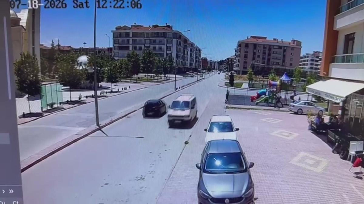 Ters Yolda İlerleyen Minibüs Kameralara Yansıdı