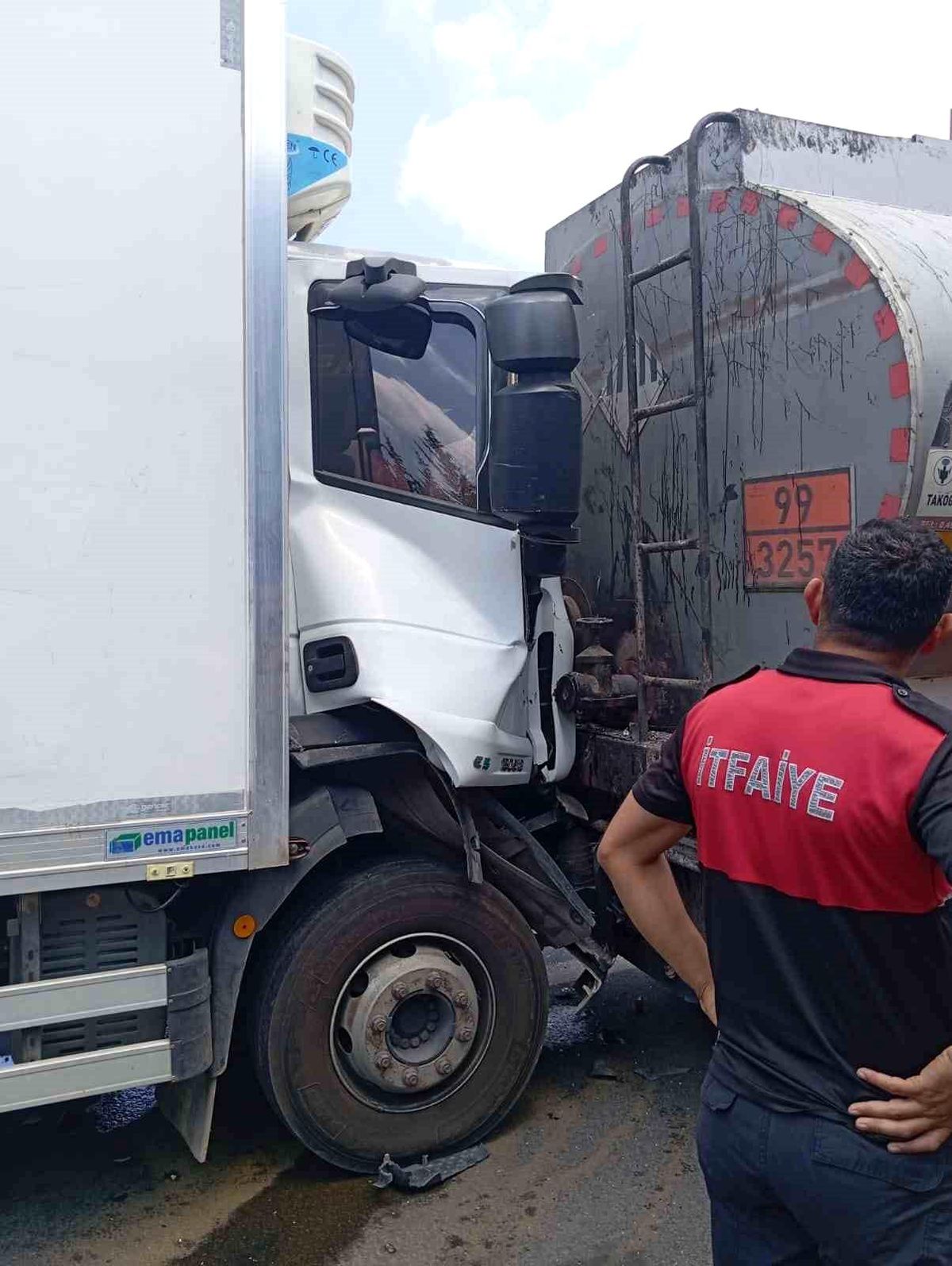 Osmaniye\'de tankere arkadan çarpan tırda 2 kişi yaralandı