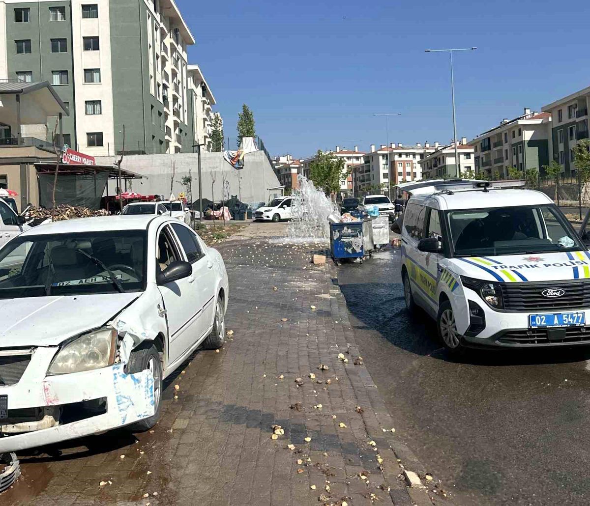 Adıyaman\'da Otomobil Yangın Hidrantına Çarptı