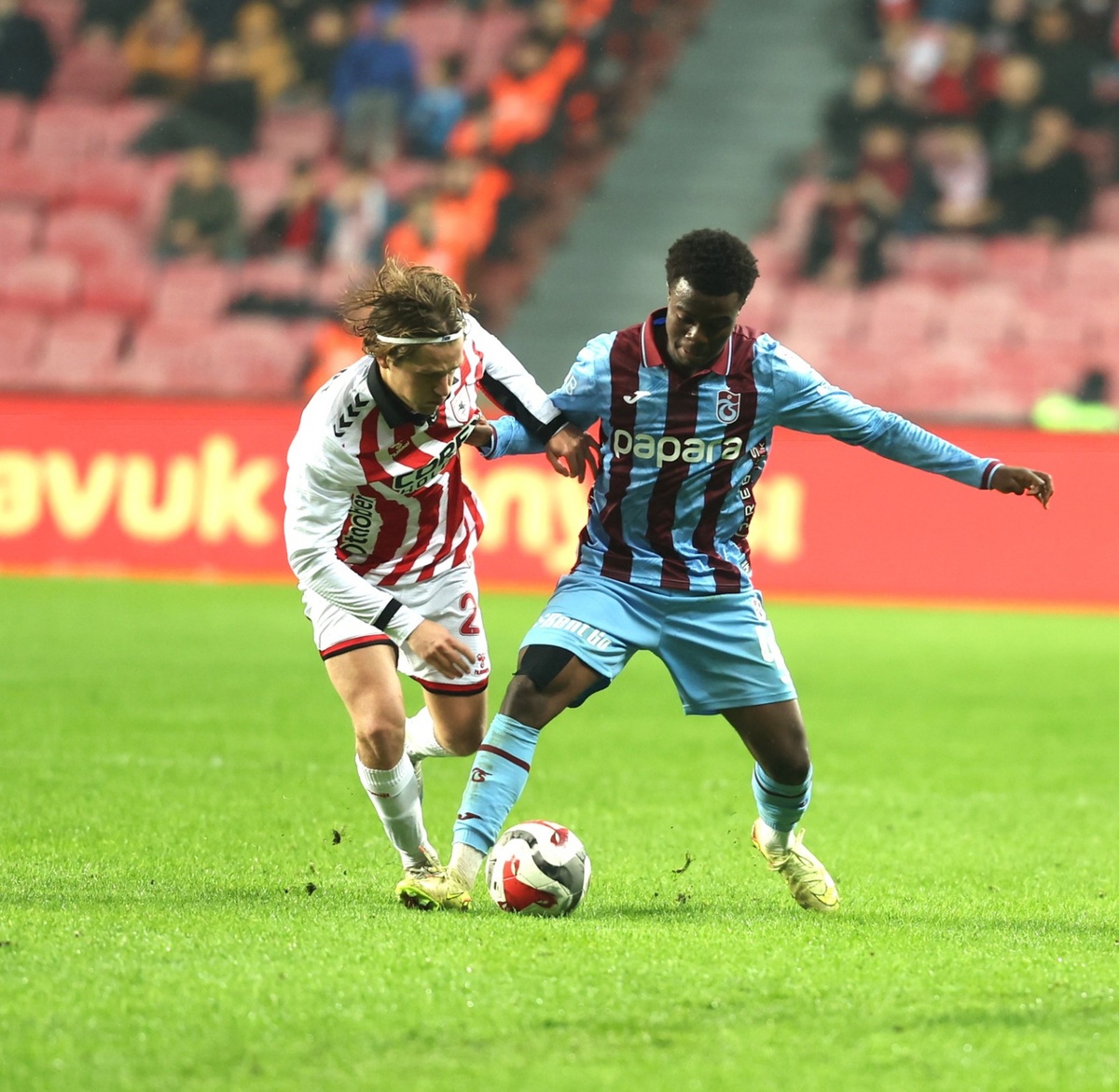 Trabzonspor, Oulai\'yi Fiorentina\'ya Transfer Etti