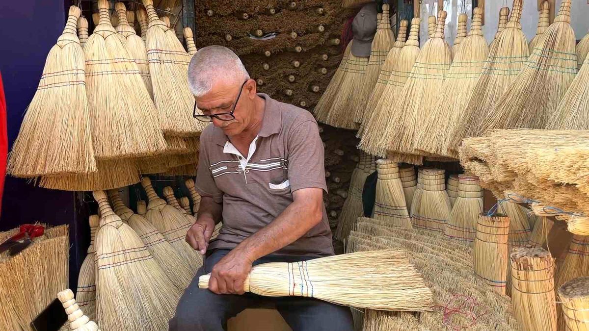 Çalı Süpürgesi Ustası Tarihe Karşı Mücadele Ediyor