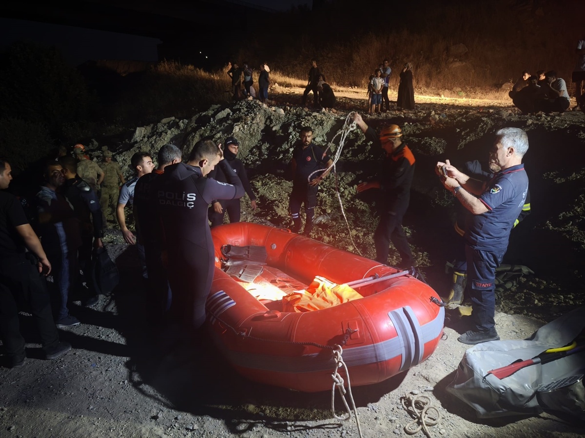 Fırat Nehri\'nde Mahsur Kalan 26 Kişi Kurtarıldı