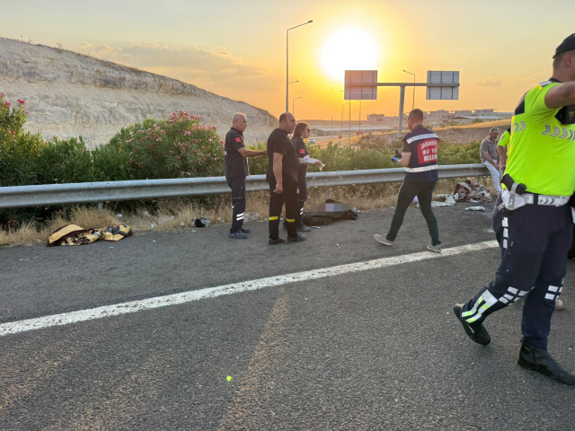 Şanlıurfa'da hafif ticari araç ile otomobil çarpıştı: 2 ölü, 9 yaralı