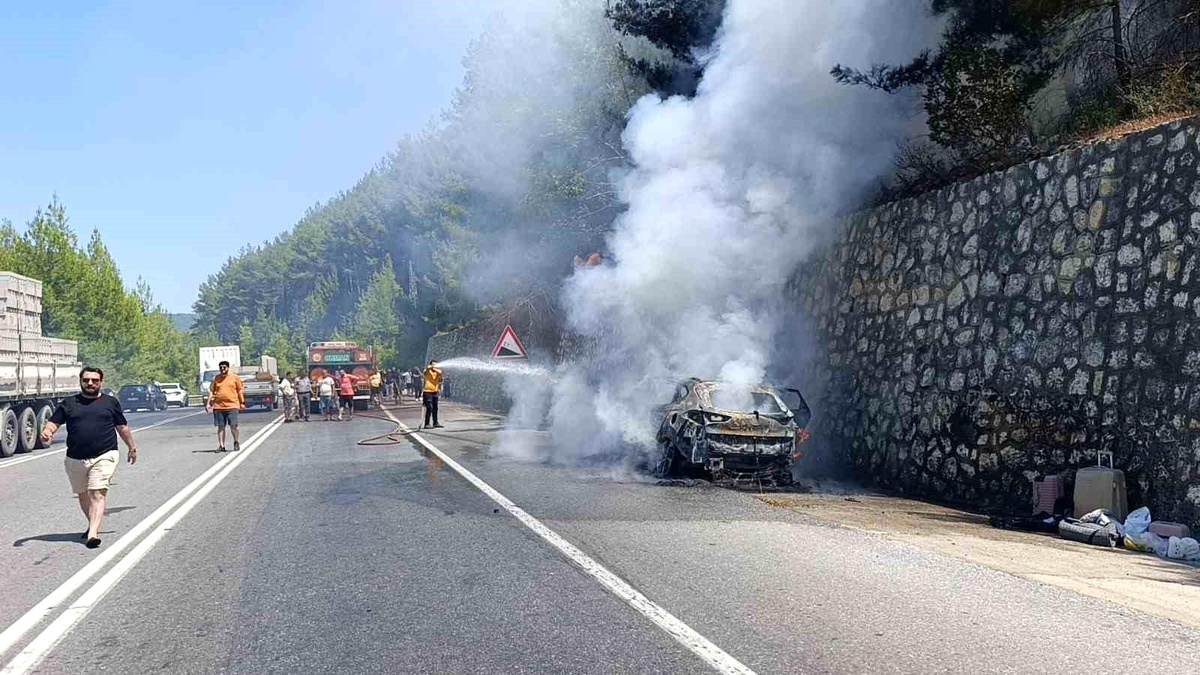 Antalya-Konya yolunda seyreden bir otomobilin alevler içinde kaldığı anı gösteren görsel.