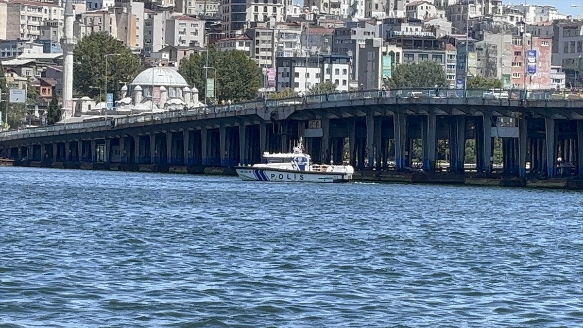 Haliç\'te Tekne Kazası: Görevli Denize Düştü