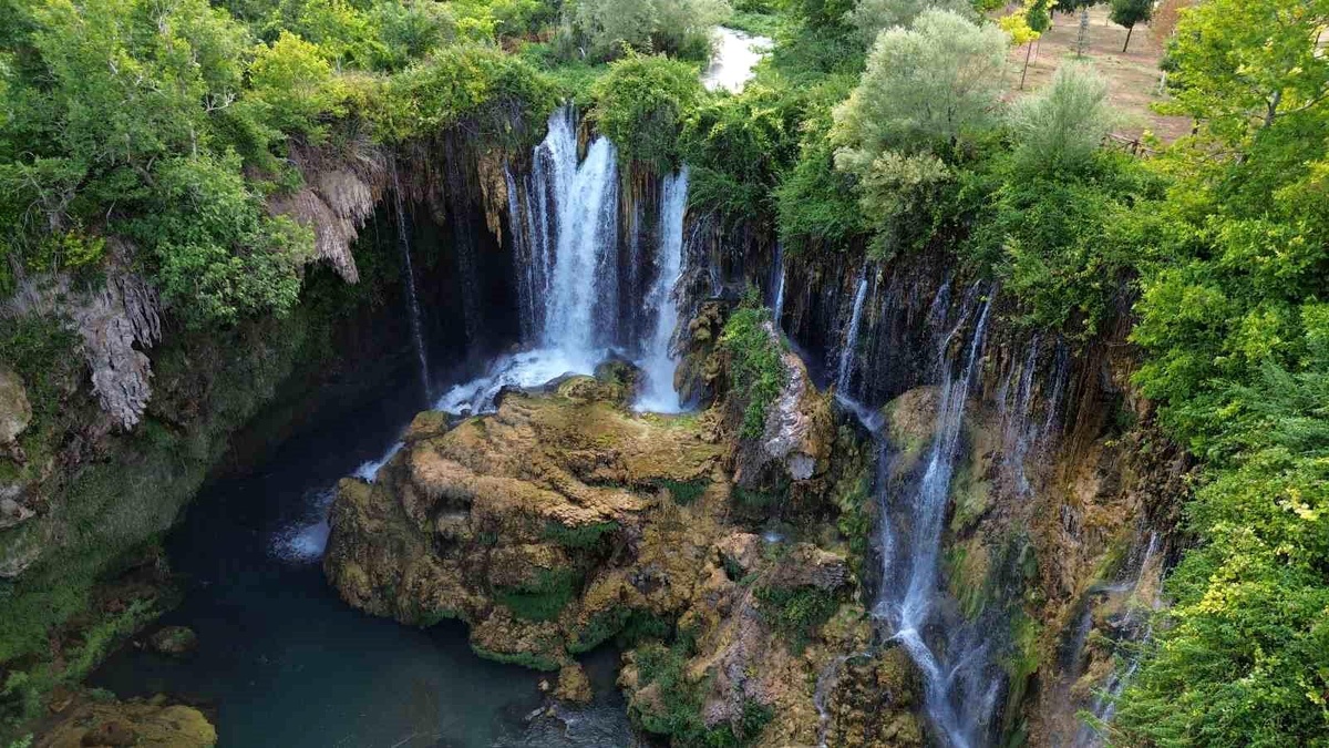 Yerköprü Şelalesi Yazın Gözde Mekanı