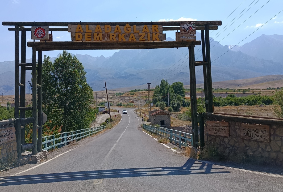 15 Temmuz anısına Aladağlar\'da üç zirveye Türk bayrağı