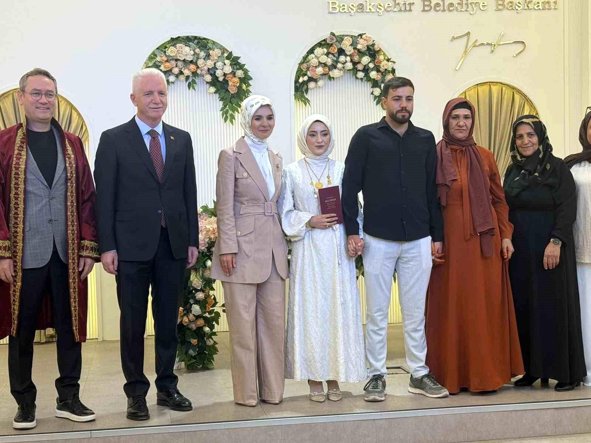 Aile ve Sosyal Hizmetler Bakanı Göktaş, evlilik kredisi desteğinden faydalanan çiftin nikah şahidi oldu