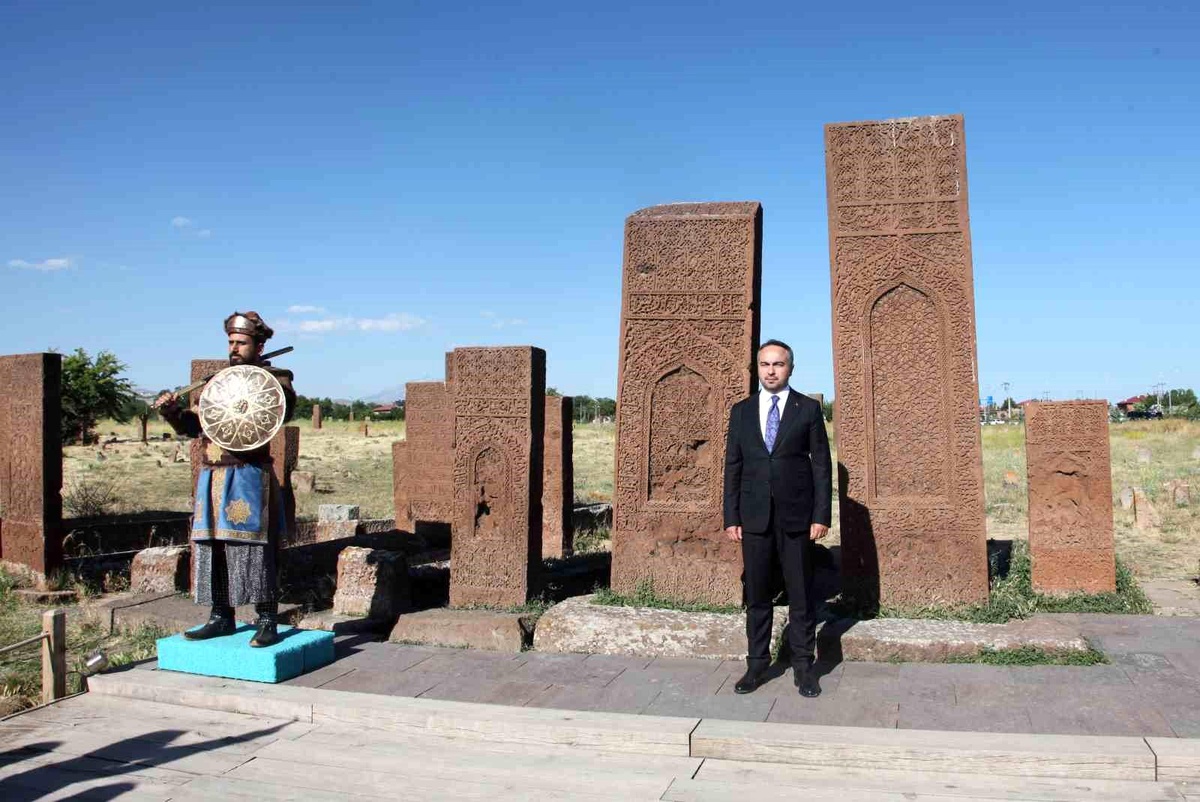 Bakan Yardımcısı Demiralp, Ahlat\'ta Selçuklu Mezarlığı\'nı ziyaret etti
