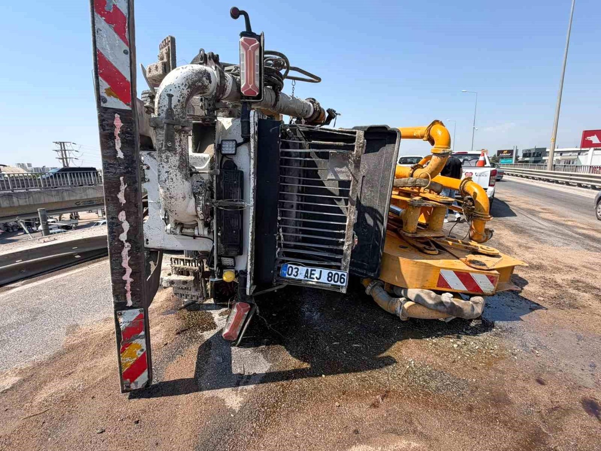 Aksu\'da Beton Pompası Kamyonu Kaza Yaptı