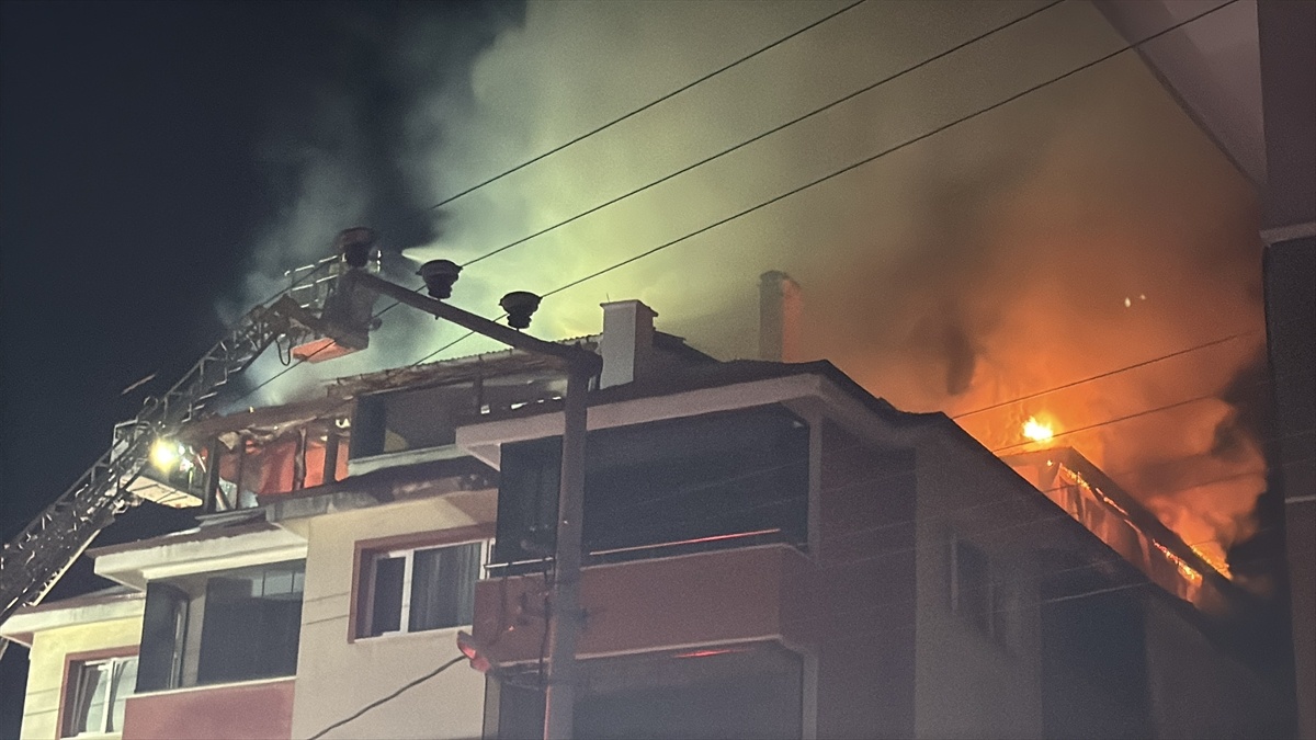 Bolu\'da Apartman Çatısında Yangın