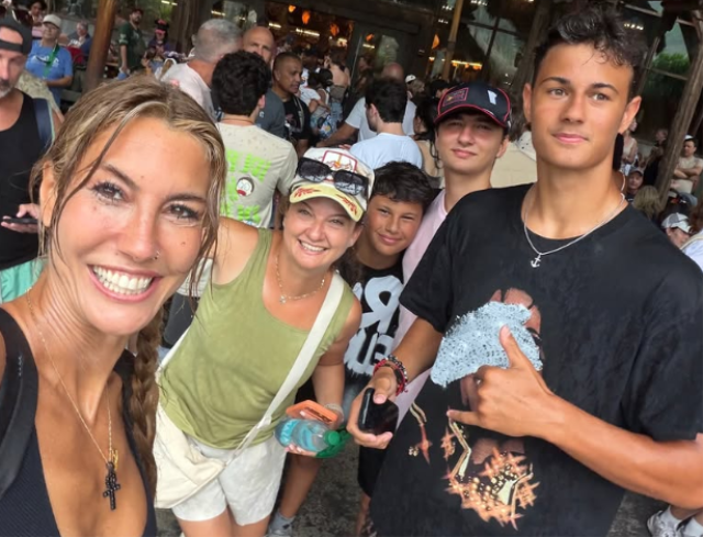 Çağla Şıkel’den eğlenceli tatil pozları: İngiltere'de 'Avatar' oldu