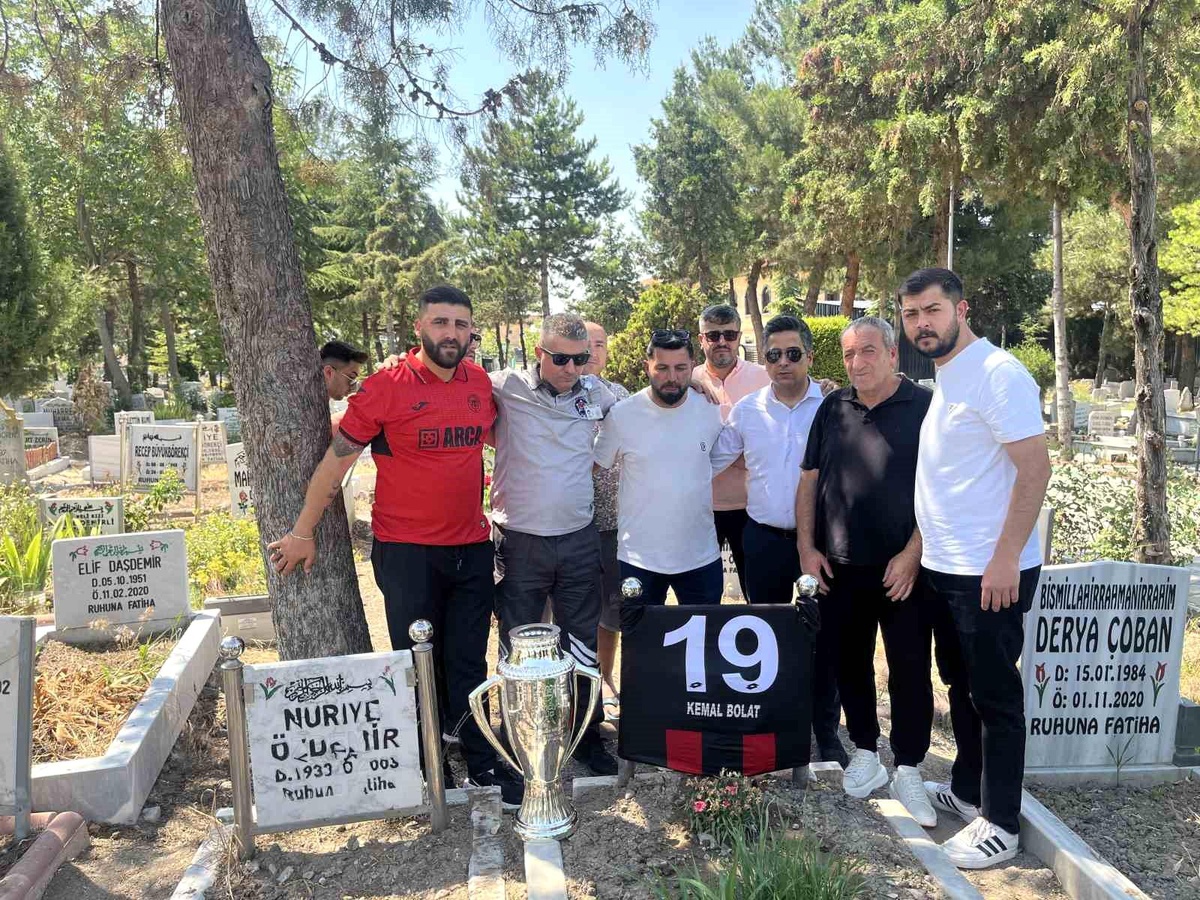 Taraftarlardan Kemal Bolat\'a Anma